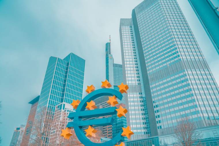 La sévère remontée des taux d'intérêt qui se profile ne pourra être absorbée sans secousses violentes par la zone euro que si les politiques budgétaires des membres de la zone convergent. (Crédits photo : Unsplash - Maryna Yazbeck )
