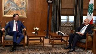 L'envoyé spécial américain Amos Hochstein (à gauche) rencontre le président du Parlement libanais Nabih Berri à Beyrouth le 18 juin 2024, dans un contexte de tensions persistantes à la frontière libano-israélienne ( AFP / - )