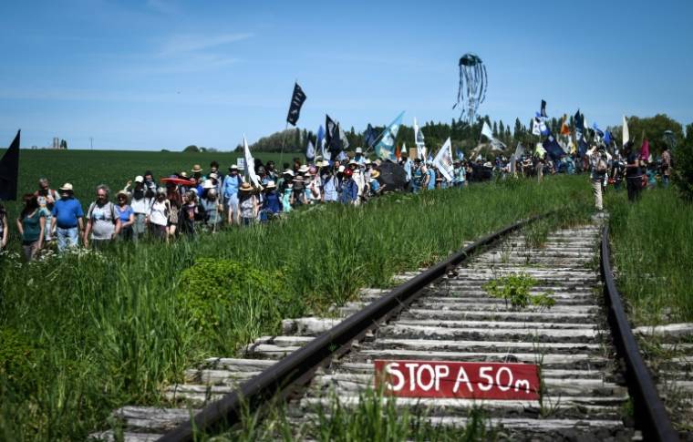 Des opposants à un projet de mégabassines, réserves controversées d'irrigation agricole, manifestent le 11 mai 2024 près de Billom, dans le Puy-de-Dôme ( AFP / JEAN-PHILIPPE KSIAZEK )