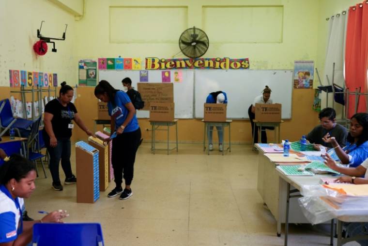 Dans un bureau de vote à Panama le 5 mai 2024 ( AFP / ARNULFO FRANCO )