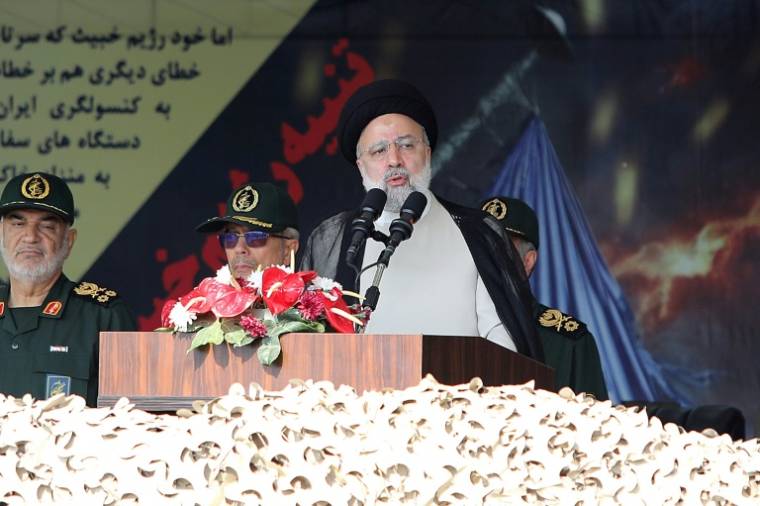 Le président iranien Ebrahim Raïssi assite à un défilé pour la Journée de l'armée, le 17 avril 2024 à Téhéran ( AFP / ATTA KENARE )