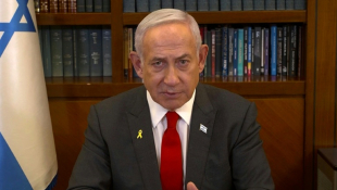 Cette image extraite d'une vidéo diffusée par le Bureau de presse du gouvernement israélien (GPO) montre le Premier ministre Benjamin Netanyahu prononçant un discours télévisé à Jérusalem le 18 janvier 2025 ( GPO / - )