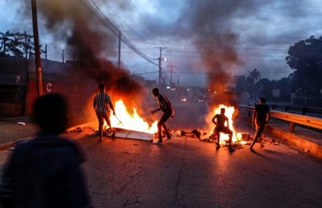 Des manifestants près d'une barricade en feu à Maputo, le 23 décembre 2024 au Mozambique ( AFP / Amilton Neves )