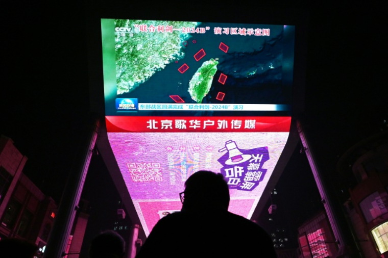 Des véhicules de l'armée taïwanaise, équipés de mitrailleuses en patrouille à l'extérieur de l'aéroport Songshan, le 14 octobre 2024 à Taipei ( AFP / Daniel CENG )