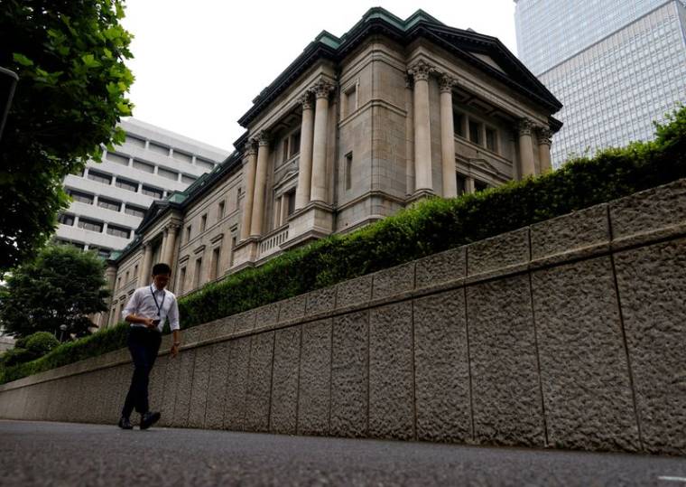 Un homme passe devant le siège de la Banque du Japon à Tokyo