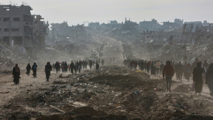 Des dizaines de déplacés palestiniens prennent la route à Jabalia dans la nord de la bande de Gaza, pour retourner chez eux, le 19 janvier 2025 ( AFP / Omar AL-QATTAA )