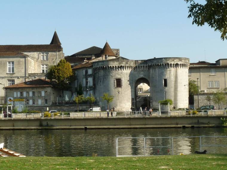 Cognac: La porte Saint-Jacques et le château François Ier. (Crédits photo : Wikimedia Commons - Jack ma )