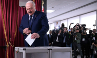 Le président du Bélarus Alexandre Loukachenko vote pour la présidentielle, le 26 janvier 2025 à Minsk ( AFP / Natalia KOLESNIKOVA    )