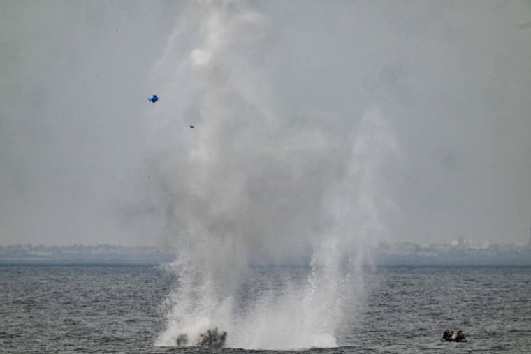 Des plongeurs déclenchent une charge explosive pour simuler la destruction d'une mine en mer Noire, lors d'un exercice au large du port roumain de Constanta, le 16 avril 2024 ( AFP / Daniel MIHAILESCU )