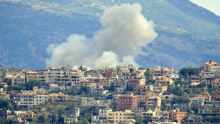 De la fumée s'lève au dessus d'un village dans le sud du Liban après une frappe israélienne, le 19 septembre  2024 ( AFP / Rabih DAHER )