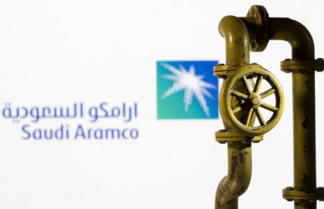Photo d'archives: Un gazoduc imprimé en 3D est placé devant le logo de Saudi Aramco