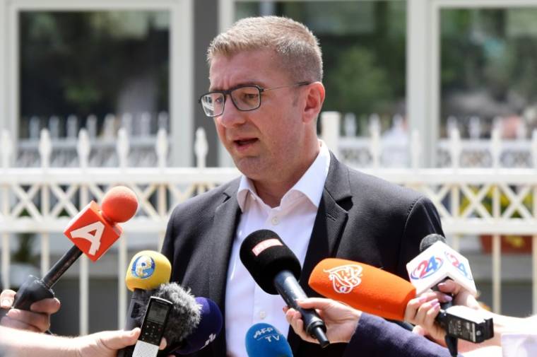 Hristijan Mickoski, chef du parti nationaliste de droite VMRO-DPMNE, fait une déclaration à la presse après avoir voté au deuxième tour de la présidentielle et aux législatives, le 8 ami 2024 à Skopje, en Macédoine du Nord ( AFP / Robert ATANASOVSKI )