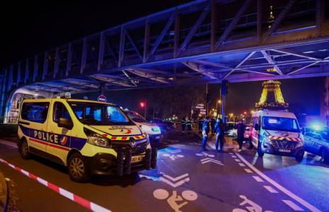 La police française sécurise l'accès au pont Bir-Hakeim après une attaque à Paris