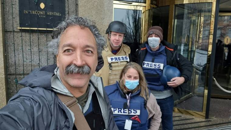 Le caméraman Pierre Zakrzewski (G) avec des collègues devant l'hôtel Intercontinental de Kiev sur une photo non datée de Fox news qui a annoncé sa mort le 14 mars 2022 ( FOX NEWS / - )