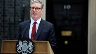 Le nouveau Premier ministre britannique Keir Starmer devant le 10 Downing Street, le 5 juillet 2024 à Londres ( AFP / HENRY NICHOLLS )