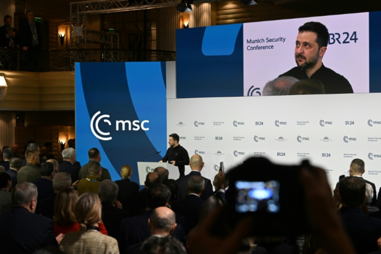 Le président ukrainien Volodymyr Zelensky reçoit une ovation debout lors de son arrivée à la 61e Conférence de Munich sur la sécurité, le 15 février 2025 ( AFP / THOMAS KIENZLE )