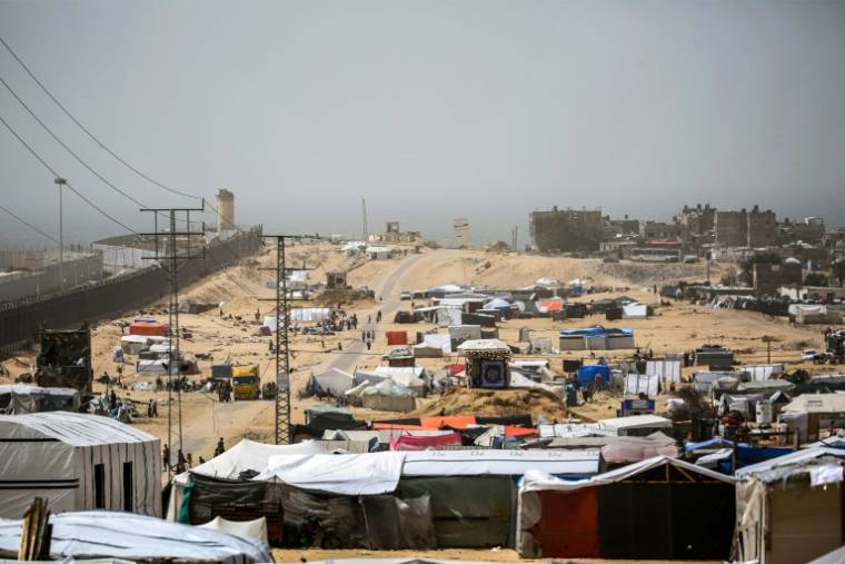 Un camp de tentes abritant des Palestiniens déplacés à Rafah, dans le sud de la bande de Gaza, près de la barrière frontalière avec l'Egypte, le 11 mai 2024  ( AFP / - )