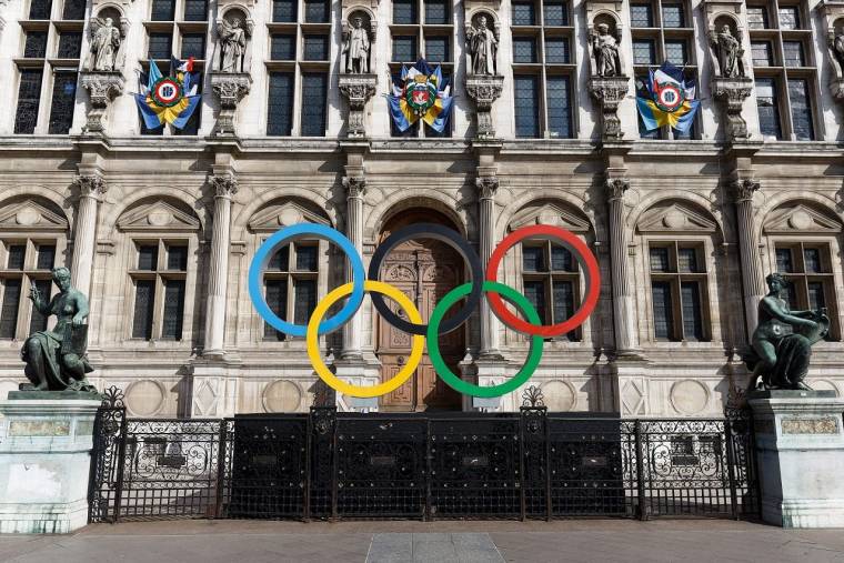 (Crédits photo : Adobe Stock - Emblème des Jeux Olympiques Paris 2024 devant l'Hôtel de ville)