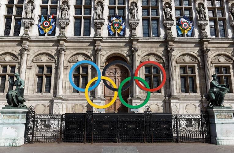 (Crédits photo : Adobe Stock - Emblème des Jeux Olympiques Paris 2024 devant l'Hôtel de ville)