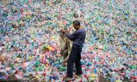 Tri des bouteilles en plastique en vue de les recycler dans le village de Dong Xiao Kou, à la périphérie de Pékin le 17 septembre 2015 ( AFP / Fred DUFOUR )