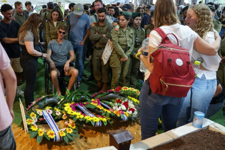 Des proches se recueillent sur la dépouille du soldat israélien Eitan Itzhak Oster, tué dans des combats avec le Hezbollah, lors de ses obsèques à Jérusalem le 2 octobre 2024 ( AFP / Ahmad GHARABLI )