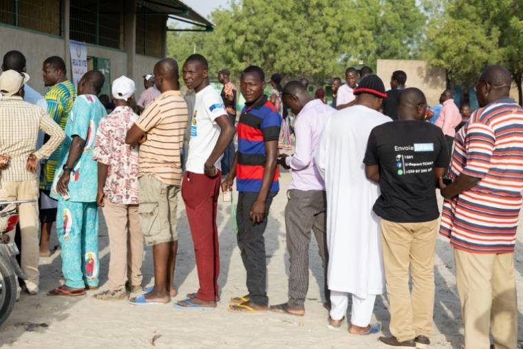 Des électeurs tchadiens attendent leur tour pour voter à l'élection présidentielle, le 6 mai 2024 ( AFP / Joris Bolomey )