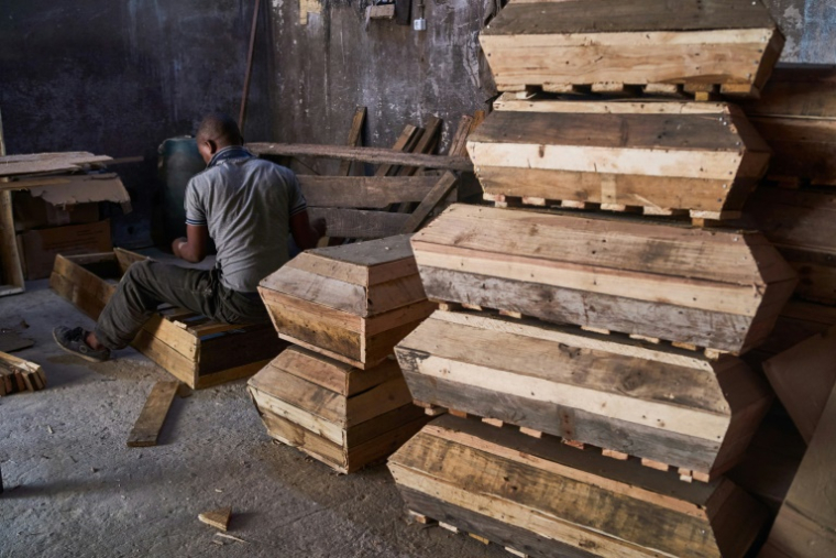 Dans un atelier de confection de cercueils à partir de palettes abandonnées, le 10 octobre 2024 à Beira ( AFP / Zinyange Auntony )