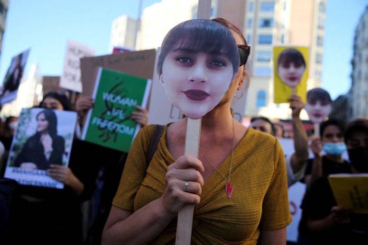Des manifestants se rassemblent en soutien aux femmes iraniennes et contre la mort de Mahsa Amini sur la place Callao à Madrid