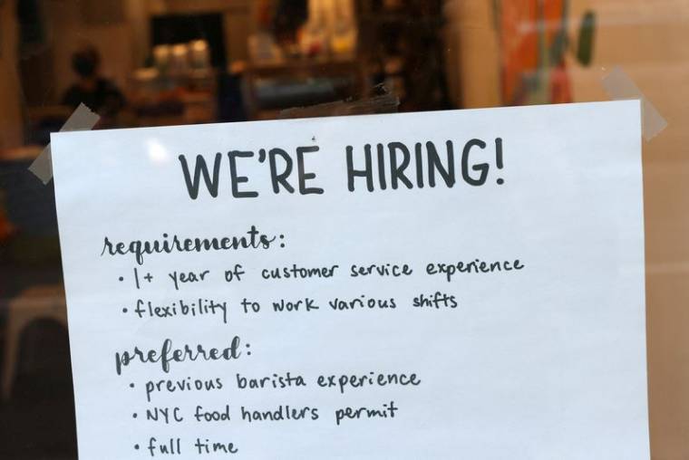 Un panneau d'embauche est vu dans un café alors que le département du travail américain publie son rapport sur l'emploi de juillet, à Manhattan, New York City