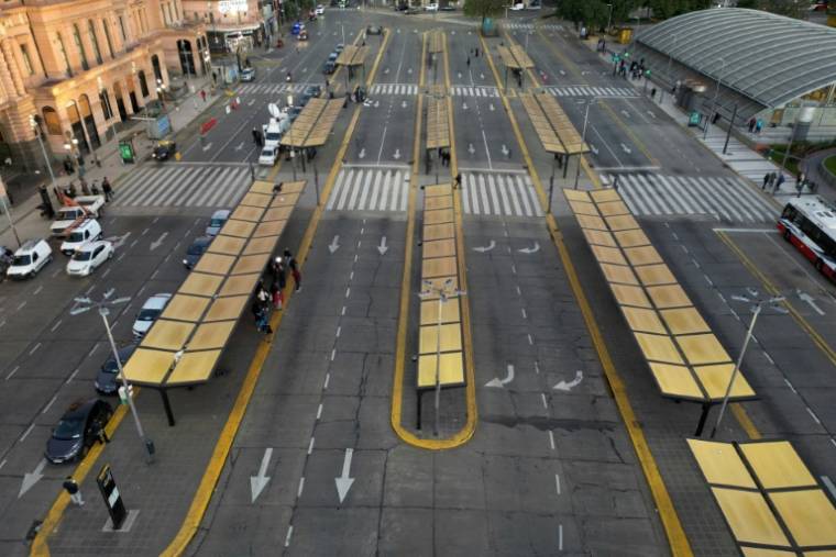 Vue aérienne des arrêts de bus vides devant la gare de Constitucion habituelleemnt animée, le 9 mai 2024 à Buenos Aires, jour de grève générale ( AFP / Luis ROBAYO )