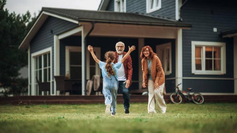 Léguer un bien immobilier à une association peut être un cadeau empoisonné dans un contexte où le marché immobilier est sous tension. ( crédit photo : Shutterstock )