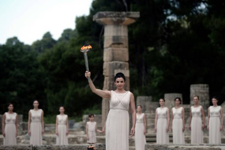 La flamme olympique le 10 mai 2012 lors de la cérémonie d'allumage dans l'ancienne Olympie ( AFP / ARIS MESSINIS )