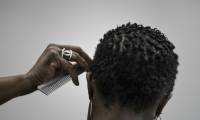 L'Assemblée nationale a voté en première lecture une proposition de loi, qui vise à empêcher des employeurs de contraindre leurs salariés à lisser leurs cheveux, ou à cacher leurs tresses ( AFP / PHILIPPE LOPEZ )