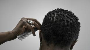 L'Assemblée nationale a voté en première lecture une proposition de loi, qui vise à empêcher des employeurs de contraindre leurs salariés à lisser leurs cheveux, ou à cacher leurs tresses ( AFP / PHILIPPE LOPEZ )