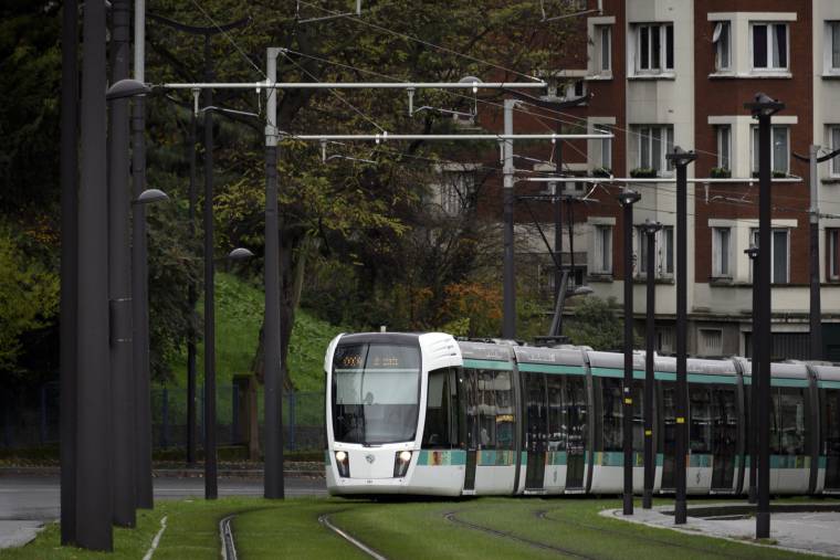 25 nouvelles lignes de tramway et 74 nouvelles lignes de bus doivent voir le jour. ( AFP / LIONEL BONAVENTURE )