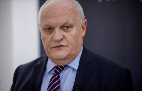 Le président de l'UPR François Asselineau à Paris, le 19 octobre 2021 ( AFP / Julien DE ROSA )