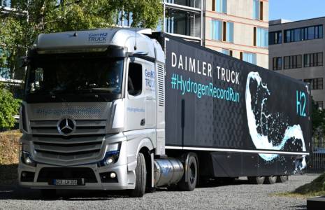 Un prototype du camion GenH2 de Daimler Truck, propulsé à l'hydrogène, arrive à Berlin après avoir parcouru 1.047 kilomètres, le 26 septembre 2023 ( AFP / John MACDOUGALL )