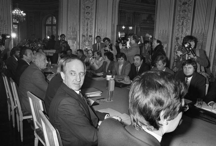 Anicet Le Pors (au centre), à Paris, le 29 février 1984. ( AFP / GEORGES BENDRIHEM )