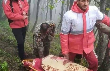Cette capture d'écran tirée d'une séquence vidéo publiée par le Croissant Rouge iranien le 20 mai 2024 montre des sauveteurs récupérant des corps sur le site de l'accident d'hélicoptère dans une région montagneuse au nord-ouest de l'Iran ( Iranian Red Crescent / - )