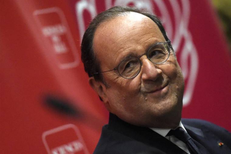 L'ancien président François Hollande à Lille, le 8 décembre 2021. ( AFP / FRANCOIS LO PRESTI )