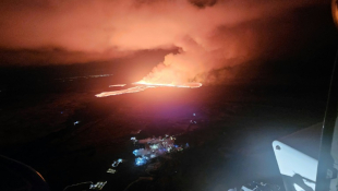 Photo diffusée le 21 novembre 2024 par les autorité islandaises montrant de la lave et de la fumée provenant d'un volcan près de Grindavik sur la péninsule islandaise de Reykjanes ( Public Defense Department of the State Police / - )