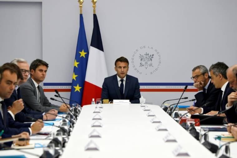 Le président Emmanuel Macron (au centre), flanqué du Premier ministre Gabriel Attal (3e à gauche), du ministre de l'Économie Le Maire (2e à gauche), du ministre français des Armées Sébastien Lecornu (à gauche) et du ministre de l'Intérieur et outre-mer Gérald Darmanin (2e à droite), au palais présidentiel de l'Elysée à Paris, le 16 mai 2024 ( AFP / Ludovic MARIN )