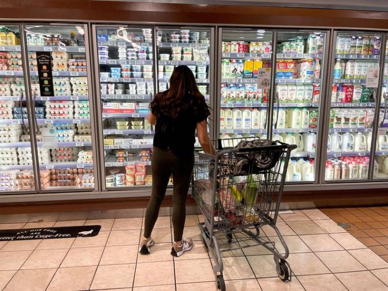 Une femme fait ses courses dans un supermarché à Los Angeles