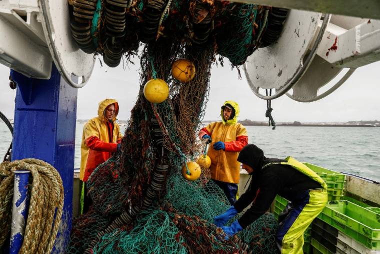 Des pêcheures français au large de Jersey, le 6 mai 2021. ( AFP / SAMEER AL-DOUMY )