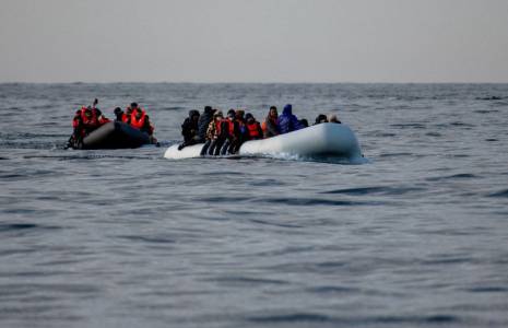 Photo d'archives: Des migrants traversent la Manche à bord de petites embarcations