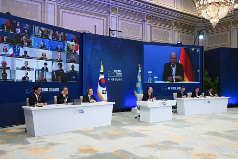 Photo diffusée le 21 mai 2024 par le bureau présidentiel sud-coréen montrant le président sud-coréen Yoon Suk Yeol (d) lors du sommet sur l'Intelligence artificielle organisé conjointement par la Corée du Sud et la Grande-Bretagne, à Séoul ( Bureau de la présidence sud-coréenne / Handout )