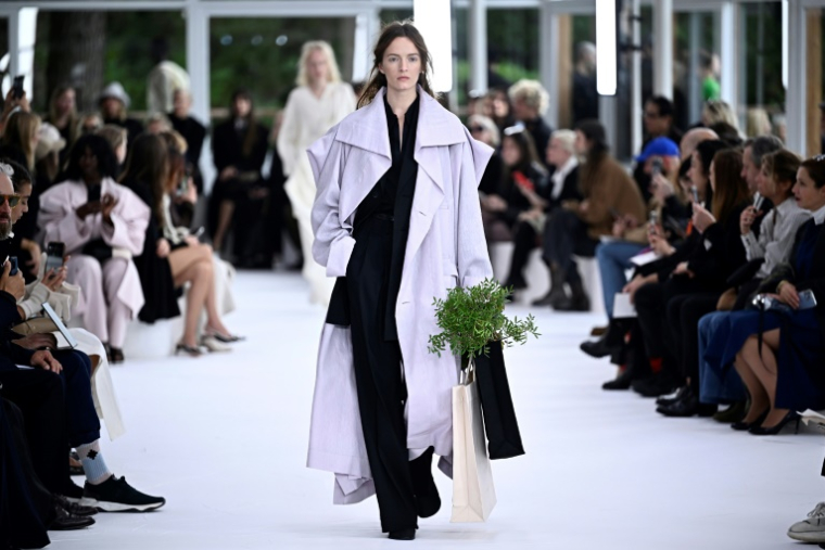 Défilé Issey Miyake pour la collection de prêt-à-porter féminin printemps-été 2025 dans le cadre de la semaine de la mode de Paris, à Paris le 27 septembre 2024 ( AFP / JULIEN DE ROSA )