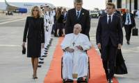 Le président Emmanuel Macron et son épouse Brigitte Macron accompagnent le pape François à l'aéroport de Marseille à l'issue de sa visite, le 23 septembre 2023 ( POOL / Sebastien NOGIER )