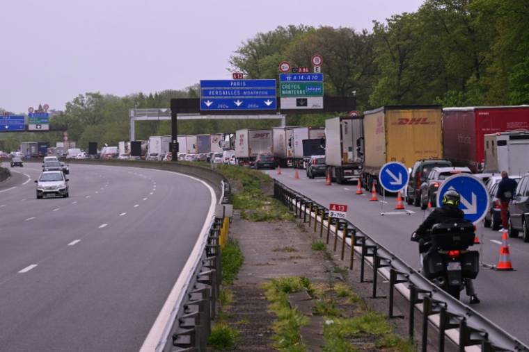 L'autoroute A13 partiellement fermée avec une file de véhicules à la hauteur de Versailles dans les Yvelines le 19 avril 2024 ( AFP / Miguel MEDINA )