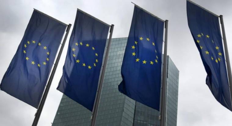 Des drapeaux européens devant le siège de la BCE à Francfort. (© D. Roland / AFP)